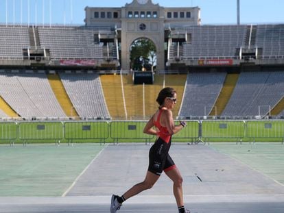 Una atleta recorre el circuit de l'estadi de Montjuïc.