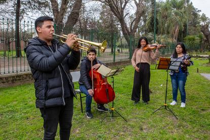 Los músicos ensayan en conjunto, el 2 de septiembre en Buenos Aires (Argentina).