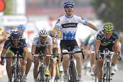 El ciclista estadounidense Tyler Farrar, del Garmin, se proclama ganador al esprint de la tercera etapa del Tour de Francia.