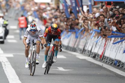Remco Evenepoel y Pello Bilbao pelean al sprint en la meta de la Clásica de San Sebastián, con victoria del belga campeón del mundo ante el corredor vasco.