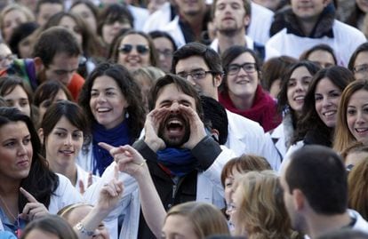 Los sanitarios del hospital 12 de Octubre se preparan para bailar en el el 'flashmob' que han protagonizado en la puerta del hospital para protestar por los recortes en la sanidad madrileña.