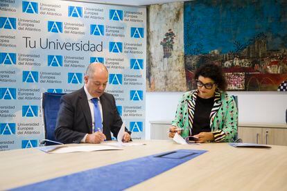 Firma del acuerdo entre el Colegio de Periodistas de Cantabria y la Universidad Europea del Atlántico, el pasado junio.