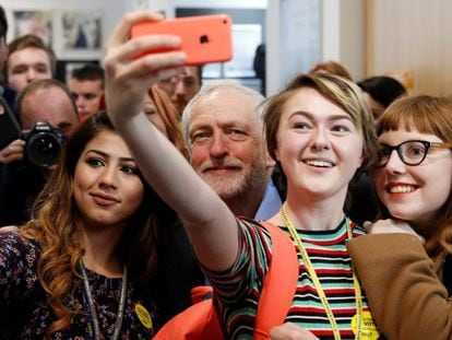 Seguidoras de Jeremy Corbyn, haci&eacute;ndose un selfi con &eacute;l durante la campa&ntilde;a electoral, en Leeds (Inglaterra).
