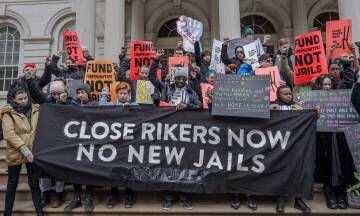 Activistas ante del Ayuntamiento de Nueva York