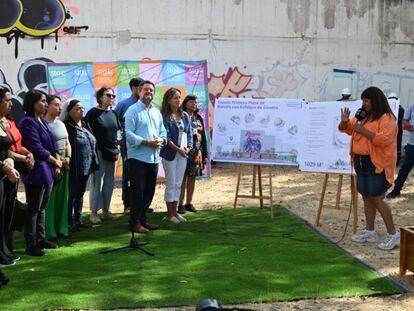 Claudio Orrego, gobernador de la Región Metropolitana, junto a autoridades y vecinos, en el anuncio de la plaza para mujeres.