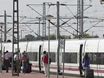 Viajeros de los trenes AVE, afectados por los problemas ocasionados por las lluvias en el trayecto Madrid-Sevilla-Málaga