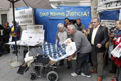 16.00. Adiós a la caseta. Antonio Meño saca a su hijo del chamizo de la plaza de Jacinto Benavente, acompañado por su esposa, Juana.