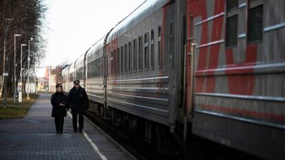 Dos oficiales lituanos vigilan el tren ruso en la estación de Kybartai, en la frontera con Kaliningrado, el 6 de marzo de 2019.