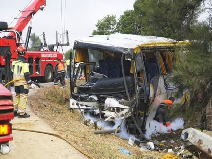 Los restos del autobús accidentado en Almonte (Huelva), en el que este lunes ha fallecido una mujer marroquí trabajadora de la fresa.