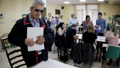 Luis Carmelo Garc&iacute;a, invidente total, abre el kit accesible que le ha proporcionado la mesa electoral para votar de forma aut&oacute;noma.
