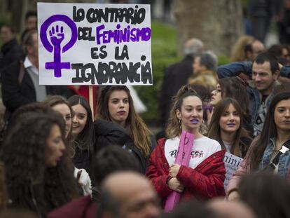 Una mujer sostiene un cartel donde puede leerse "Lo contrario del feminismo es la ignorancia", durante una manifestación en Madrid.