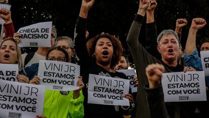 Manifestantes en favor de Vinicius se manifiestan ante el consulado de España en San Pablo, Brasil.