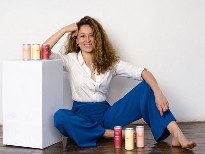 Sana Khouja, fundadora de Mindful Drinkers, con latas de Zeena.