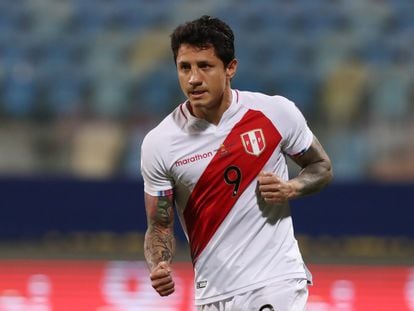 Gianluca Ladapula, delantero de Perú, celebra su gol en los penaltis frente a Paraguay, en la Copa América.