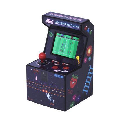 Minisala de juegos. La compañía Thumbs Up UK trae buenas dosis de nostalgia con su Mini Arcade Machine, una máquina de juegos en miniatura, del tamaño de una consola portátil.  Apenas pesa 240 gramos y viene con 240 juegos incorporados.  Precio:29,95 euros.