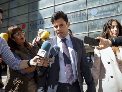 Javier Sánchez, el 30 de mayo, tras salir con su novia del juzgado de Valencia.