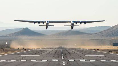 Stratolaunch, el avión más grande del mundo, alza el vuelo