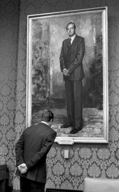 Juan Carlos I observa su imagen en un cuadro de Ricardo Macarrón, en el Congreso en 1980.