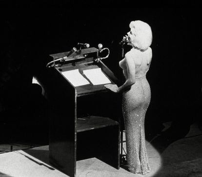 El 29 de mayo de 1962 Marilyn Monroe protagonizó uno de los momentos que han pasado a la historia. Ese día era el 45 cumpleaños del entonces presidente de Estados Unidos, John Fitzgerald Kennedy. Se organizó un acto de celebración en el Madison Square Garden durante el cual la actriz subió al escenario y le dedicó a capella la canción 'Cumpleaños feliz'. Ella murió tres meses después y él, en noviembre del año siguiente.
