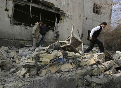 Jóvenes iraquíes recorren las ruinas en el lugar del atentado.