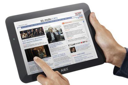 Un modelo dela tableta AIRIS OnePad 970 con la portada de la web de EL PAÍS.