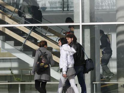 J&oacute;venes estudiantes en el campus de Ibaeta de la Universidad del Pa&iacute;s Vasco (UPV).