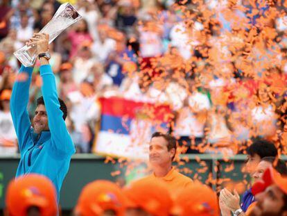 Djokovic eleva el trofeo de campe&oacute;n en Miami.