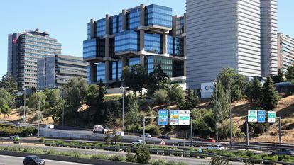 El edificio "Los Cubos" visto desde la M30, Madrid.