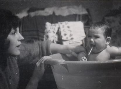 Madre e hija en el baño.
