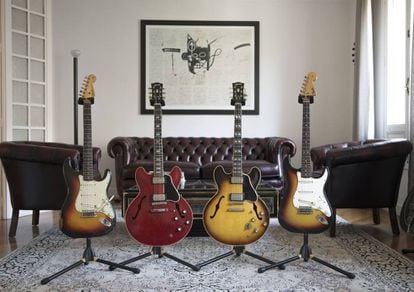 Desde la izquierda: Fender Stratocaster de 1962, Gibson ES-335 TDC de 1964, Gibson ES-345 TDV de 1961 y Fender Stratocaster de 1966.