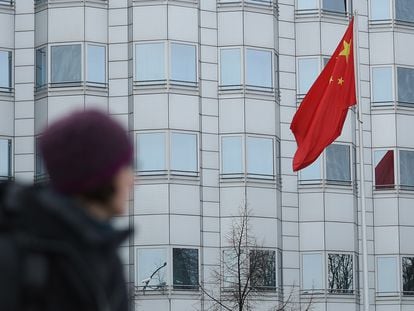 Una mujer pasa por delante de la Embajada china en Berlín, en diciembre de 2017.