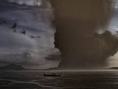 Miles de evacuados por la erupción de un volcán cerca de Manila