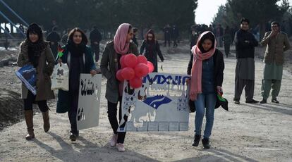 Activistas afganas celebran San Valentín en Kabul. En el cartel se puede leer "Afganistán nunca irá hacia atrás".