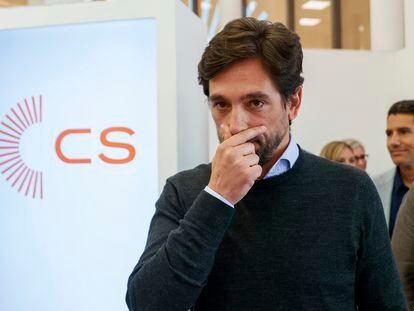 La dirección de Ciudadanos ha decidido no concurrir a las elecciones generales del 23 de julio, pero no se disuelven y se dan un margen para iniciar un proceso “de rearme orgánico e intelectual” con el fin de prepararse para el próximo ciclo electoral. Fue el secretario general de Cs, Adrián Vázquez, quien informó de esta decisión después de que el partido haya sido borrado de los 12 Parlamentos autonómicos que celebraron comicios el domingo y de la casi totalidad de los municipios.