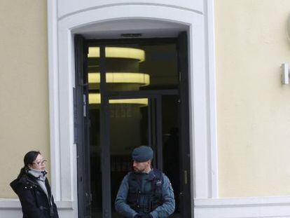 Un agente de la Guardia Civil custodia la entrada a la sede de la sucursal del banco chino ICBC en Madrid, este mi&eacute;rcoles.