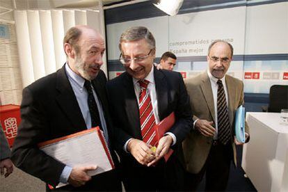 Alfredo Pérez Rubalcaba, José Blanco y Alfonso Perales, tras la reunión de la Ejecutiva Federal.