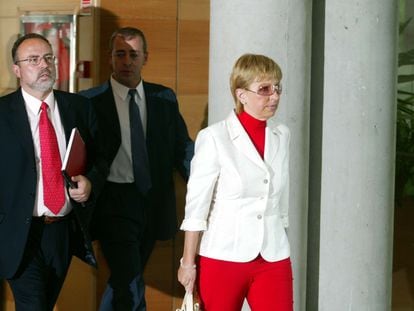 Eduardo Tamayo, a la izquierda, y María Teresa Sáez, tras su deserción el 27 de junio de 2003.