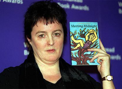 La poetisa escocesa, en una imagen de 2000 con un ejemplar de su obra 'Meeting Midnight'.