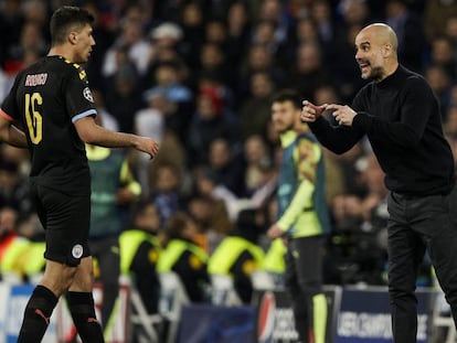 Guardiola da instrucciones a Rodrigo en el partido de Champions ante el Madrid.