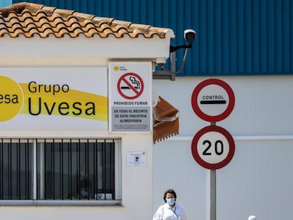 Vista general del acceso principal a la empresa cárnica Grupo Uvesa de Rafelbuñol (València), donde se han diagnosticado 6 casos de coronavirus.