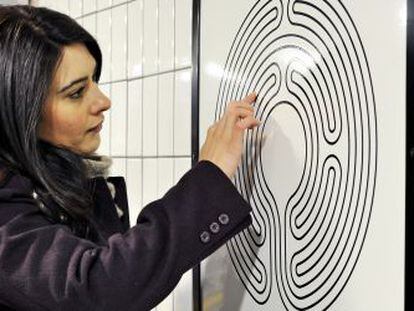 Una mujer mira el laberinto de la estación en Oxford Street.