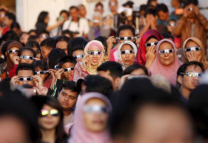 Un grup de persones contemplen l'eclipsi solar a Jakarta (Indonèsia).