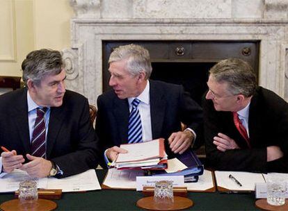 De izquierda a derecha, Gordon Brown y los ministros de Justicia, Jack Straw, y Medio Ambiente, Hilary Benn, en una reunión del Gobierno.