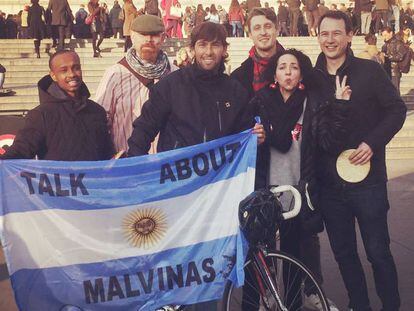 Emanuel Sierra (en el centro) con cinco británicos en la puerta de la National Gallery de Londres.