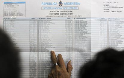Listado con el registro nacional de electores en un colegio electoral en Buenos Aires. Los colegios electorales de Argentina abrieron hoy para que los ciudadanos voten a su presidente para los próximos cuatro años en una inédita segunda vuelta.