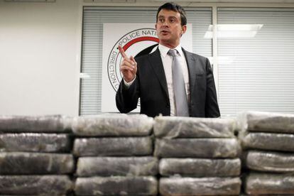 El ministro de Interior franc&eacute;s, Manuel Valls, muestra la droga incautada.