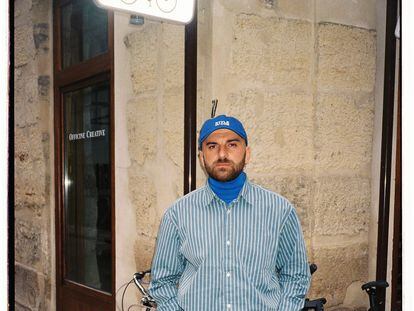 Beka Gvishiani, fundador de Style Not Com, posa para ICON en París en enero de 2024 con su inconfundible gorra azul.