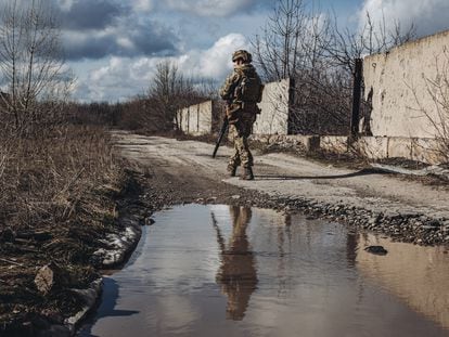 Un soldado del Ejército ucranio camina por la línea del frente en Avdiivka, Donetsk.
