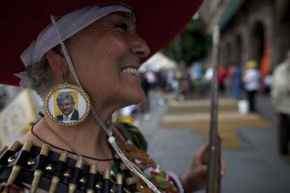 Una simpatizante de Andrés Manuel López Obrador lleva unos pendientes con la imagen del candidato a la presidencia de México.