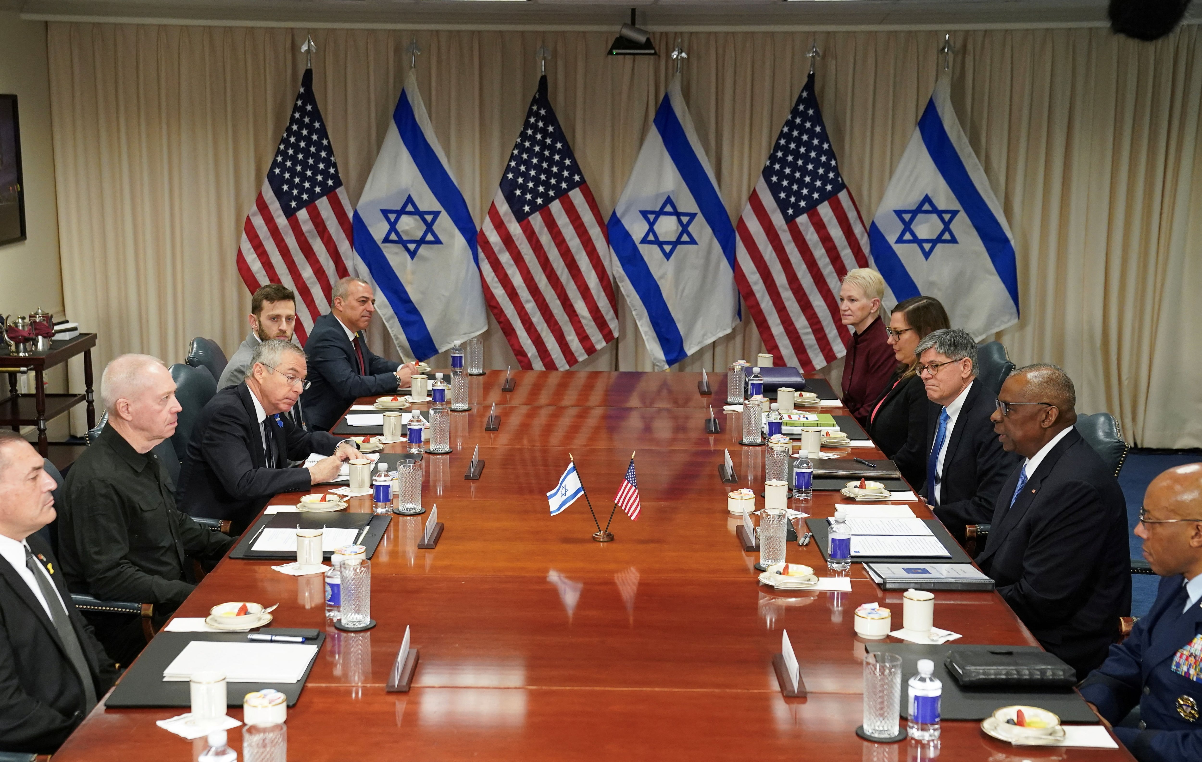El secretario de Defensa de EE UU insiste a su homólogo israelí en la urgencia de aliviar la crisis humanitaria en Gaza